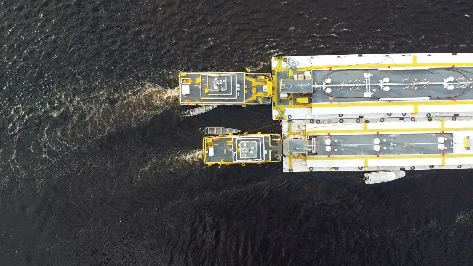 Vista de drone do comboio de balsas rebocado na hidrovia