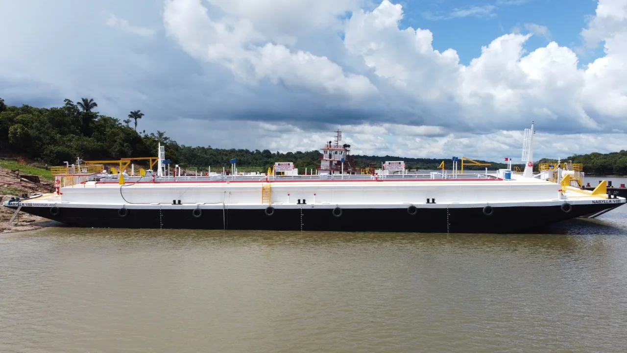 Balsa-tanque atracada no porto